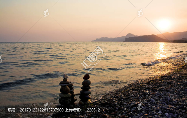 在海和山上的日落。烏克蘭?？死锩讈?。