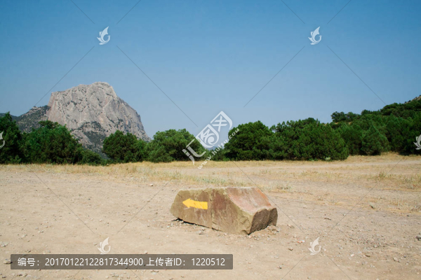 石頭上的黃色箭頭；在山上指定方向