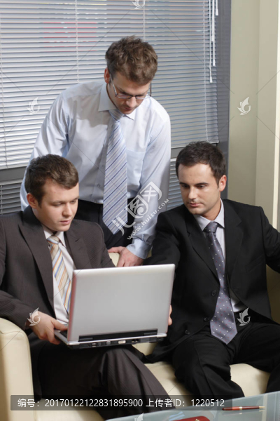 年輕的商人在Office,1的電腦工作