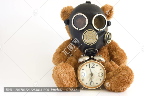 防毒面具中的玩具。