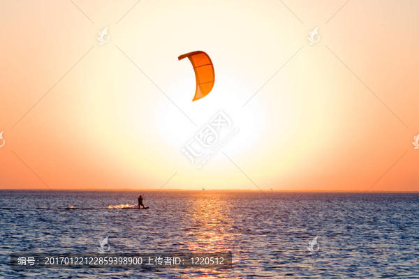 在一個日落灣kitesurfer剪影