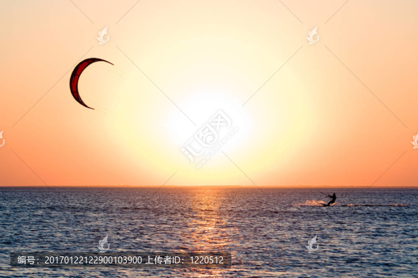 在日落的海灣kitesurfer