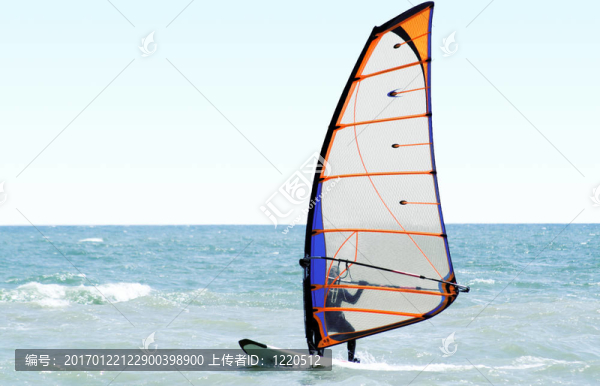 在下午在海上沖浪