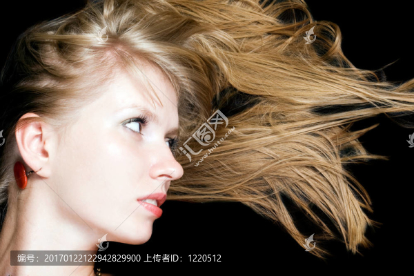 年輕美女的肖像。黑色背景隔離