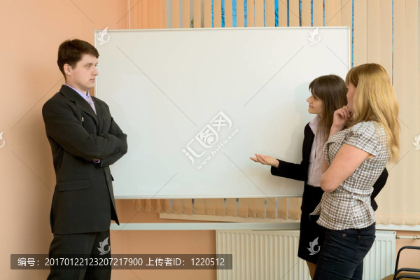辦公室工作人員討論工作