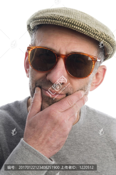 中年男子穿著蘇格蘭斜紋軟呢帽子的資深藝術(shù)家宏觀特寫扭曲的大鼻子的臉表達復(fù)古太陽鏡