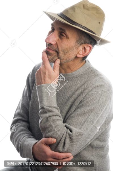 中年男子冒險帽的思考