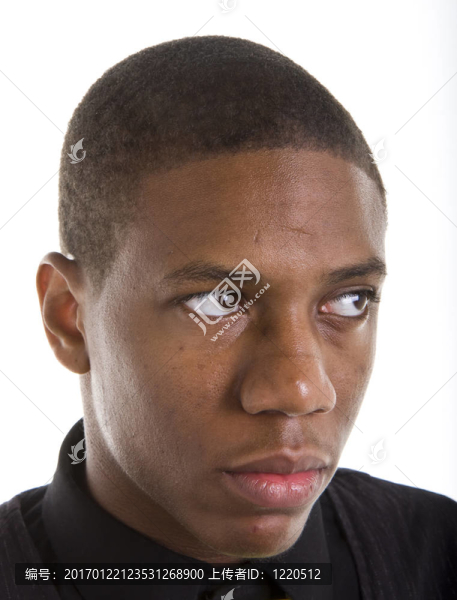 年輕的黑人男子閉上眼睛