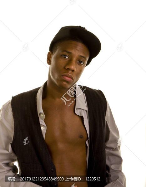 年輕的黑人男襯衫解開(kāi)Cap-匯圖網(wǎng) www.fosd68.com 年輕的黑人男襯衫解開(kāi)Cap