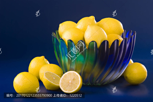 藍(lán)色背景的藍(lán)綠色碗里的檸檬