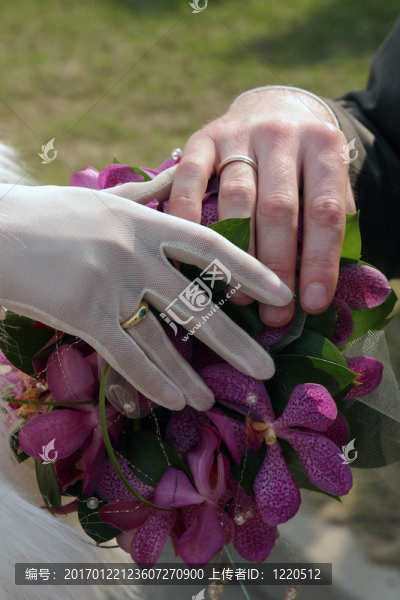 新婚夫婦手牽著手