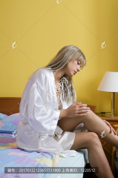 撫摸腿