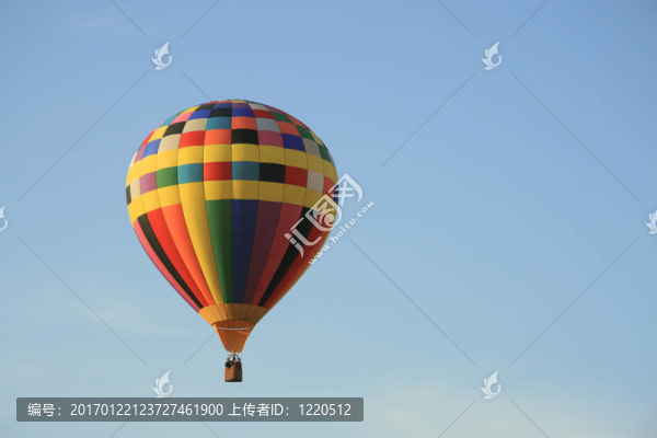 一個(gè)五顏六色的氣球