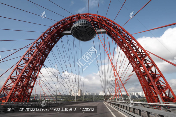 多云背景下的現(xiàn)代橋。二