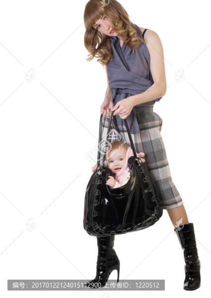 帶著袋子和嬰兒的女人