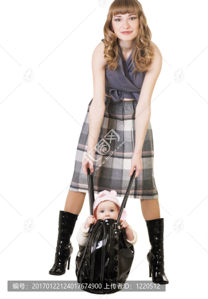 帶著袋子和嬰兒的女人