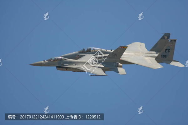 一個F-16“戰(zhàn)隼”和F-15鷹飛過并排
