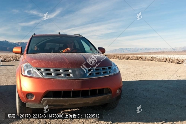 越野車(chē)在沙漠中