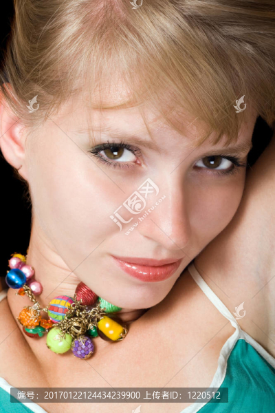 年輕美女的肖像。黑色背景隔離