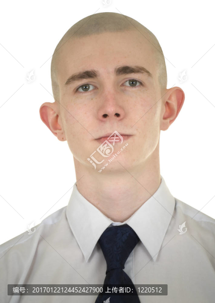白人背景下的年輕人肖像