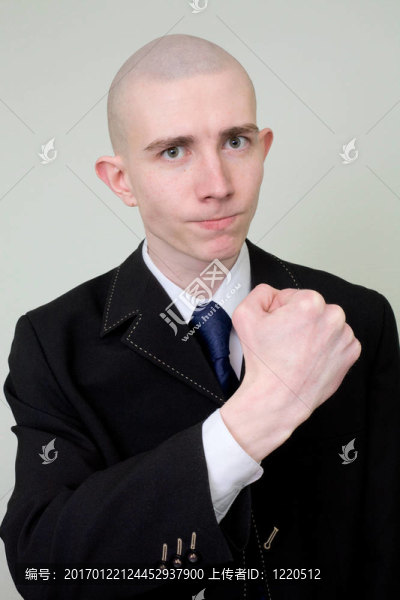 西裝里的男人用拳頭威脅