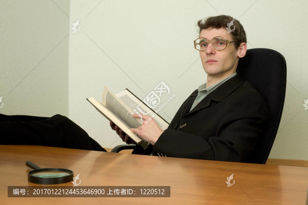 在眼鏡的人讀的書