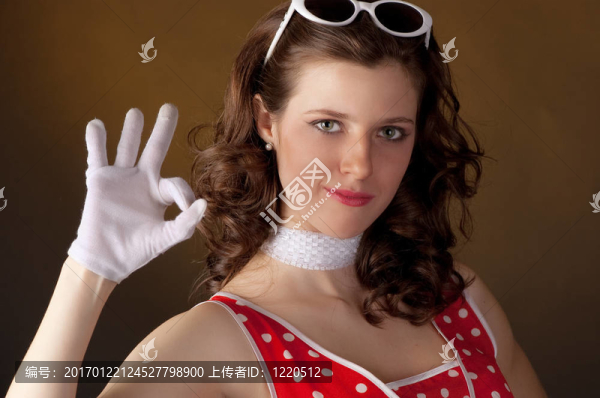 美女做手勢和微笑