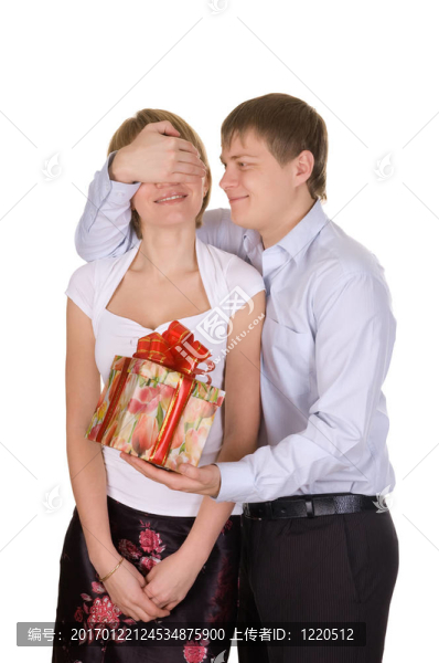快樂的小兩口；老公給老婆做禮物。