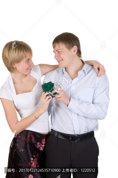 快樂(lè)的年輕夫婦；女人給丈夫做禮物。