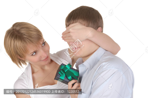 快樂(lè)的年輕夫婦；女人給丈夫做禮物