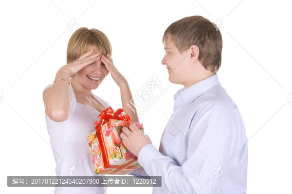 快樂(lè)的小兩口；老公給老婆做禮物。