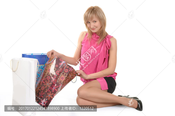 漂亮的女孩帶著她的購物袋