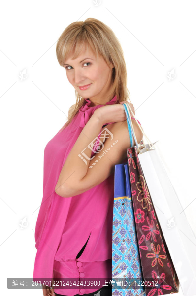 漂亮的女孩帶著她的購物袋