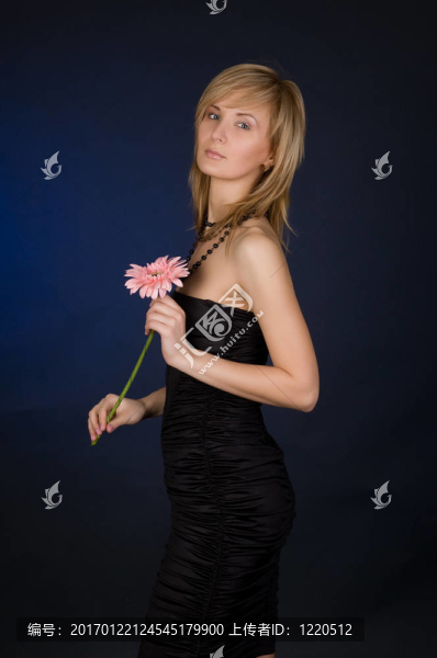 美麗的女孩與花