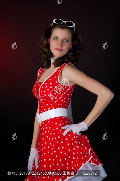 穿紅衣服的女士