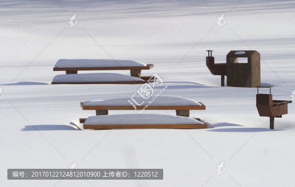 白雪覆蓋的野餐桌