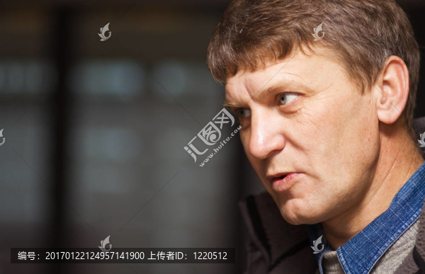 站在凝視