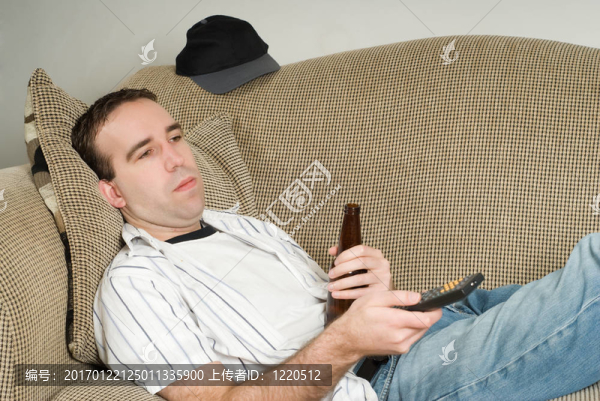 男子啤酒看電視