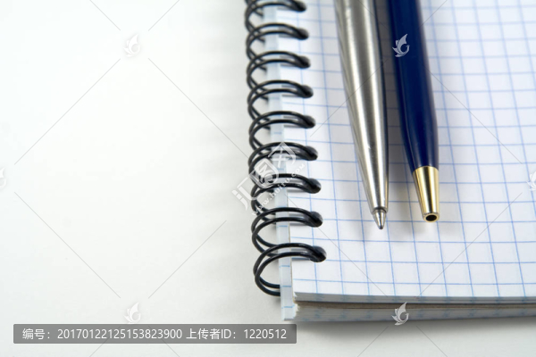 在你的文本copyspase螺旋筆記本兩支鋼筆