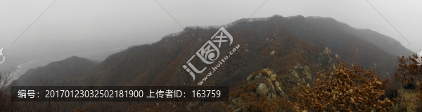 冬季薄霧中的群山