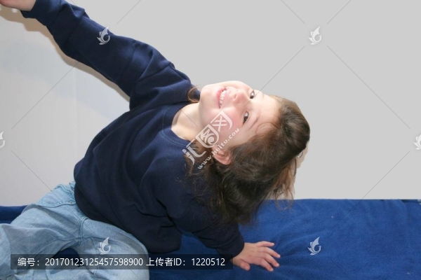 年輕女孩做運(yùn)動