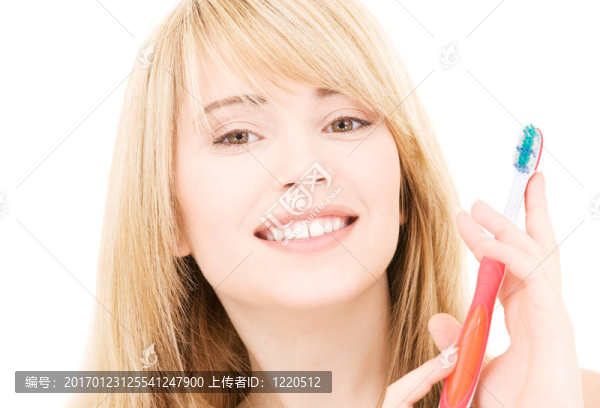 帶牙刷的快樂(lè)女孩