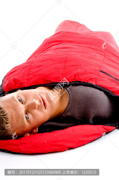 成年白人男性睡睡袋