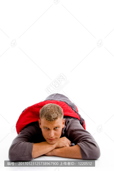 躺在睡袋里的男人