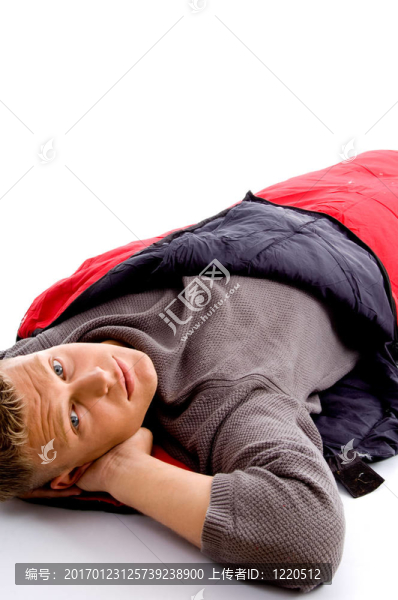 迷人的男子用紅色睡袋冒充和白色背景相機(jī)看