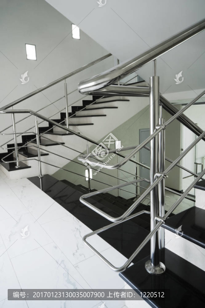 與不銹鋼扶手的樓梯