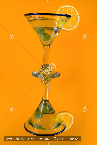 鏡子上的Martini,Glass