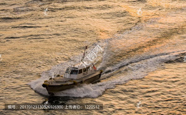 黎明前的領(lǐng)航船
