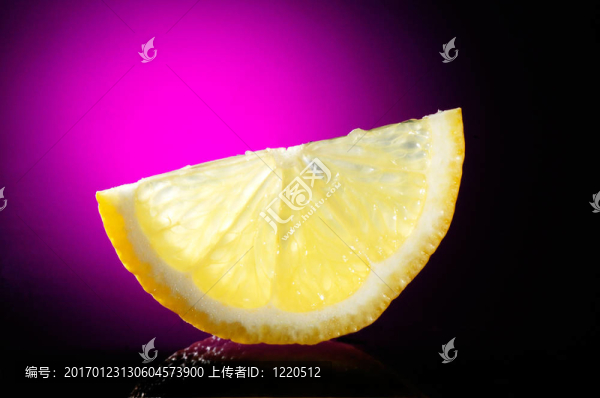 桌上的檸檬片和紫羅蘭色背景