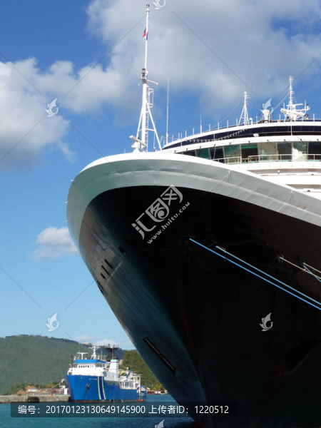 在碼頭前面的游船-匯圖網(wǎng) www.fosd68.com 在碼頭前面的游船